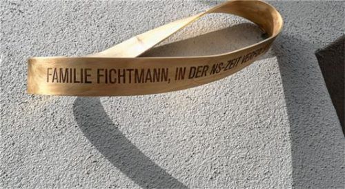 Die Münchner Künstlerin Christiane Huber hat die Möbius-Schleifen gestaltet.