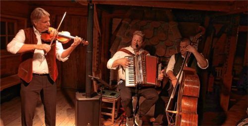 Die Musiker des Schwipserl-Trios (von links) Curt Wiebel, Frank Schöftenhuber und Sepp Aschbacher traten im Hilgerhof als echte Stimmungskanonen auf.Foto Benekam