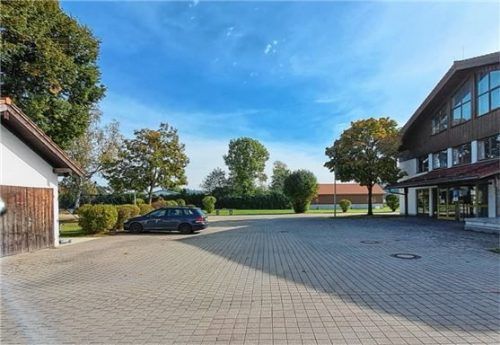 Die neue Haltestelle des RVO am Bürgermeister-Stöcklhuber-Platz an der Pittenharter Mehrzweckhalle. Foto Künzner-Hingerl
