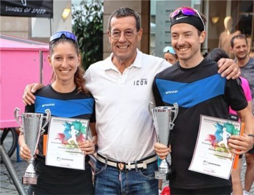 Die neuen Rosenheimer Stadtmeister Simone Kapella und Michael Pritzl mit Organisator Willi Bonke.Foto Goike
