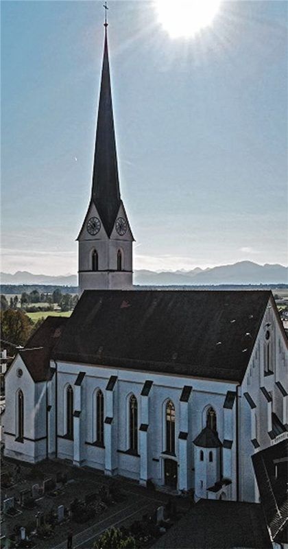 Die neugotische Pfarrkirche Eggstätt erstrahlt jetzt wieder so wie vor 151 Jahren.Foto Voit