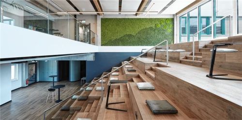 Die offene Bürowelt mit intelligentem Desk-Sharing, Meeting-Räumen und Rückzugsmöglichkeiten orientiert sich an den Bedürfnissen der Mitarbeitenden.