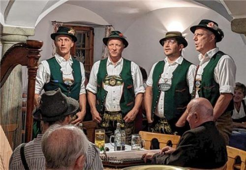 Die Rimstinger Sänger begeisterten beim Musikantenhoagascht mit ihren kräftigen Stimmen.Foto re