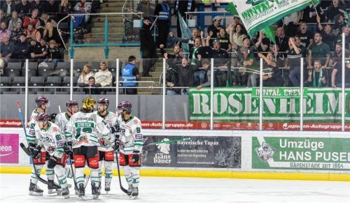 Die Rosenheimer Spieler bejubelten in Regensburg vor ihren Fans den ersten Auswärtserfolg in dieser Saison. Foto Andreas Nickl