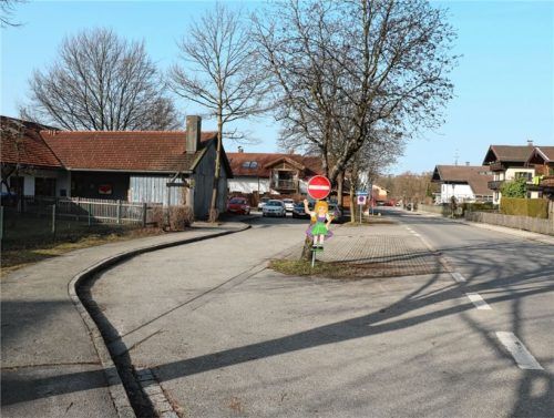 Die Staatsstraße 2362 heißt in Frasdorf Simsseestraße und führt am Kindergarten St. Margaretha vorbei. Hier wünschen sich die Anwohner zum Schutz der Kinder eine Querungshilfe – sei es Zebrastreifen oder Ampel - und eine Geschwindigkeitsbeschränkung für die Autos.Foto Rehberg