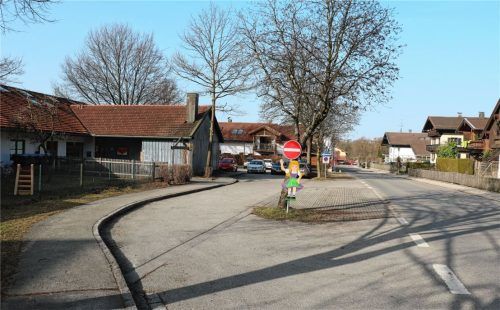 Die Staatsstraße 2362 ist auf ihrem Weg durch Frasdorf die Simsseestraße und führt am Kindergarten St. Margaretha vorbei. Die Anwohner wünschen sich eine Querungshilfe und eine Geschwindigkeitsbeschränkung.Foto Rehberg