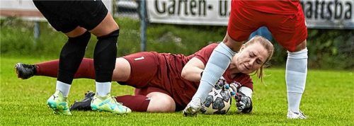 Die starke Bad Aiblinger Torfrau Franziska Kutzner parierte einen Elfmeter und zeigte viele tolle Paraden. Foto Dirk Habermann