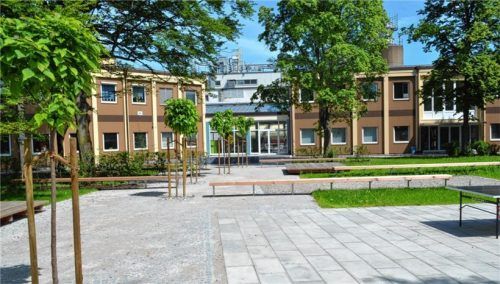 Die Verbundausbildung ist eine Besonderheit im Chemiepark Gendorf: Hier auf dem Campus der BIT Gendorf werden die Azubis der Standortfirmen gemeinsam ausgebildet. Sie bekommen vielseitige Einblicke und sammeln wertvolle Praxiserfahrungen.