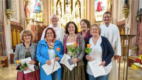 Die vier neuen Gottesdienstbeauftragten: (vorne, von links) Marlene Schlemmer, Irmi März und Christine Opperer für die Pfarrei Schwabering und Martina Stadler für die Pfarrei Zaisering. Im Hintergrund Pfarrer Guido Seidenberger, Kursleiterin Edith Heindl und Diakon Eugen Peter.Foto re