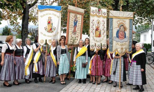 Die Vorsitzende Resi Gruber (links) und die Zweite Vorsitzende Anneliese Laschinger (Zweite von links), begrüßten (von links) die Fahnenabordnungen der Frauengemeinschaften aus Pfraundorf, Nicklheim, Kirchdorf-Reischenhart und Raubling.Foto re