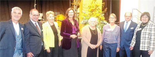 Die Vorstandschaft des Vereins mit der Landtagspräsidentin: (von links) Beirat Guido Pfeiffer, Vorsitzender Norbert Kuhn-Flammensfeld, Zweite Vorsitzende Claudia Grosse, Landtagspräsidentin Ilse Aigner, Beisitzerin Reinhilde Spies, Beisitzerin Michaela Reifer, Schatzmeister Werner Strasser und Schriftführerin Susanne Weiland.Foto Hötzelsperger