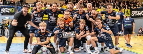 Die wilde 13 gegen knapp 400 im Hexenkessel von Oelsnitz: Das Mühldorfer Team um Chefcoach Jürgen Wöls (links) siegte mit 3:1. Foto Fabian Bartsch