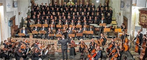 Dirigent Christoph Danner geleitete sein Orchester und seine Sänger durch den Abend. Foto Hoffmann