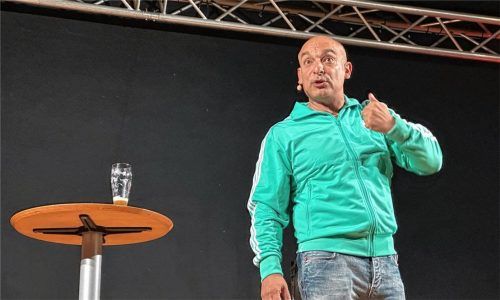 Django Asül in der Badria-Halle, bekanntermaßen das Vorbild für die Hamburger Elbphilharmonie, wie der niederbayerische Kabarettist spottete. Foto Jahn