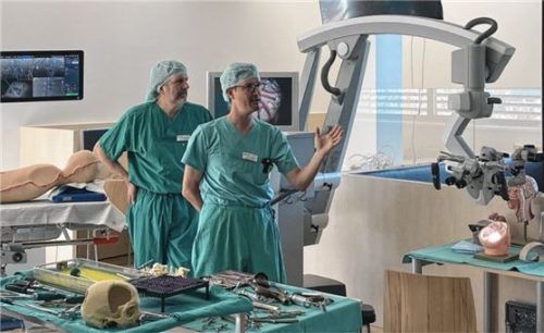 Dr. Manfred Kudernatsch (links) und Dr. Tim Claußnitzer präsentieren Operations-Technik.Fotos Schön-Klinik