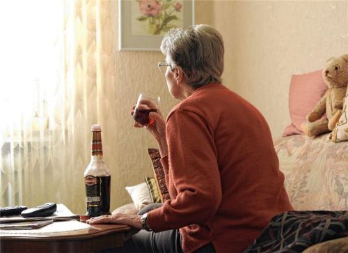 Drei Millionen Erwachsene in Deutschland leiden an einer Alkoholkrankheit. Auch Partner, Angehörige und Freunde müssen über die Jahre viel durchmachen. Unterstützung gibt es in der Selbsthilfegruppe Al-Anon (Symbolbild). Foto IWagner