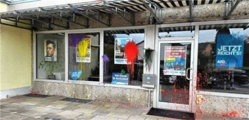 Durch den Anschlag wurde unter anderem die Fassade des Büros verunreinigt. Foto AfD Rosenheim