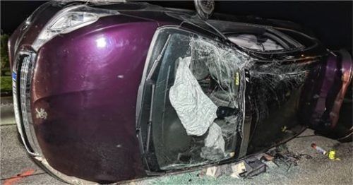 Durch den Aufprall kippte das Auto auf die Seite. Foto Barth