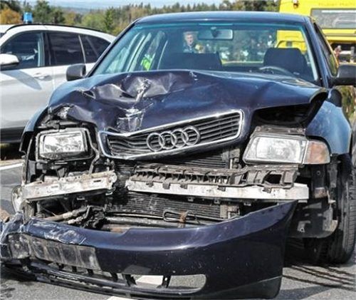 Durch die Wucht des Aufpralls wurde die Front des Audi massiv eingedrückt. Foto Reisner