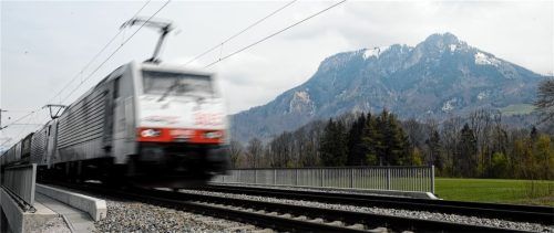 Ein Güterzug fährt durch das Inntal: Vertreter der Region fordern Nachbesserungen bei den Planungen für den Brenner-Nordzulauf. Foto dpa