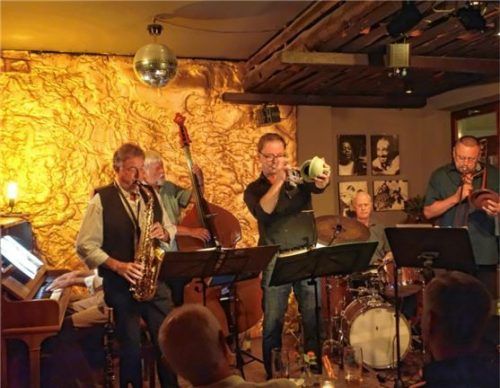 Ein halbes Jahrhundert spielt die Old Stack O´Lee Jazzband bereits Jazz, Swing und Dixie. Am Piano Johannes Freyberger, verdeckt, Hans Kohlbrenner am Bass und Peter Miesbeck am Schlagzeug. Vorne links Gründungsmitglied Wally Fladerer (Klarinette, Altsaxofon), Richard Prechtl (Trompete) und Charly Sareiter (Posaune).Foto friedrich