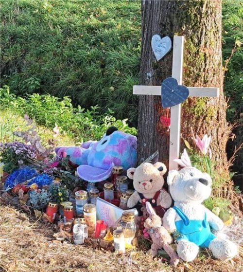 Ein Kreuz, Kerzen und Kuscheltiere – die Menschen in dem Rosenheimer Ortsteil zeigen ihre Trauer.