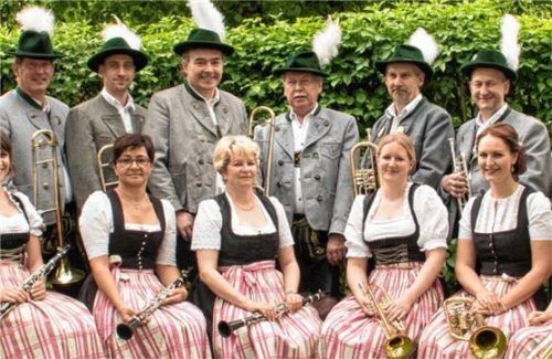 Ein Teil der Kolbermoorer Stadtkapelle mit ihrem Leiter (Dritter von rechts).