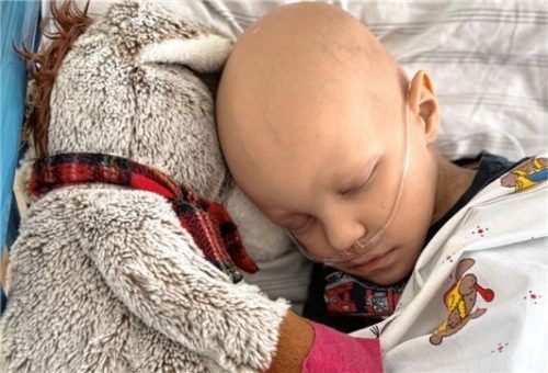 Ein Tiefpunkt: Vergangenes Jahr musste Maxi Weihnachten in der Heidelberger Kinderklinik verbringen und war auf Sauerstoff angewiesen. Er hatte sich bei einer ambulanten Strahlentherapie einen Infekt eingefangen.