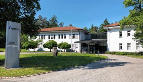 Ein zuverlässiger Partner der chemischen und wehrtechnischen Industrie ist die Nitrochemie-Gruppe mit Standorten in Aschau am Inn (unser Bild), Deutschland, und in Wimmis in der Schweiz.