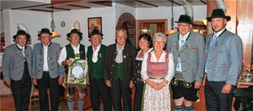 Einen fröhlichen Kirtahoagart genossen unter anderem: Vorsitzender Josef Stettner (von links), Ehrenmitglied Anton Aicher, Hermann Ruhland, Peter Schütz, Christa Mayer, Agnes Schied, Rupert Maier und Zweiter Vorsitzender Marcus Maier.Foto re