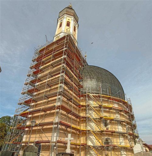 Eingerüstet bis oben hin ist die Rundkirche Sankt Johann Baptist und Heilig Kreuz seit einigen Tagen. Das Gerüst ist eine Spezialanfertigung einer Münchner Firma. Foto Aerzbäck