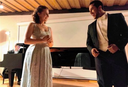 Eirin Rognerud und Vitor Bispo bei dem Duett aus Mozarts „Figaros Hochzeit“ in der Villa Sawallisch.Foto giesen