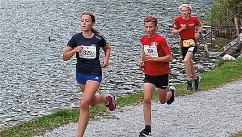 Enge Sache: Anita Blersch und Jonas Hümmer im Gleichschritt vor der Konkurrenz.Foto re