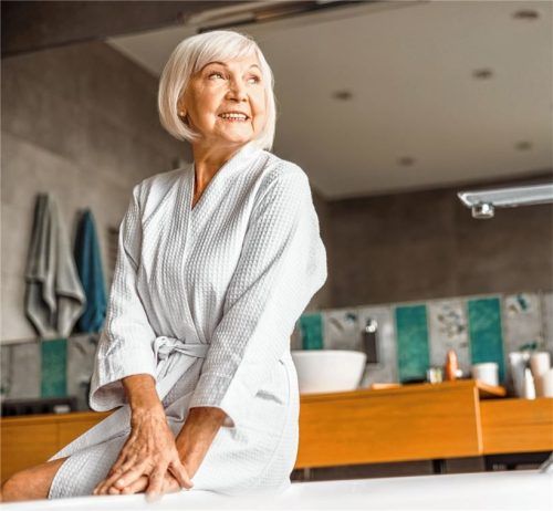 Entspannt den Ruhestand genießen: Eine barrierefreie Einrichtung trägt zum Wohlfühlen in den eigenen vier Wänden bei. Foto DJD/Supergrip Antirutsch/Yakobchuk Olena/stock.adobe.com