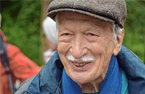 Ernst Grube teilt unter dem Motto „In der Gegenwart mit der Erinnerung leben“ seine Geschichte mit Zuhörern im Theatersaal in Rosenheim.Foto KZ-Gedenkstätte Dachau