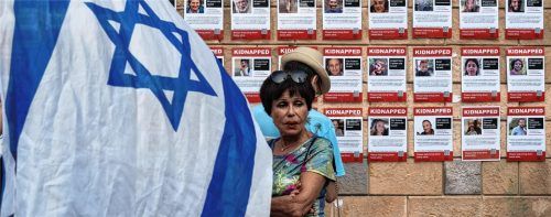 Familien und ihre Unterstützer protestieren und zeigen Fotos ihrer entführten Angehörigen. Nach Angaben der israelischen Armee entführte die Hamas fast 200 Menschen in den Gazastreifen. Die islamistische Hamas ist von der EU, den USA und Israel als Terrororganisation eingestuft. Foto dpa