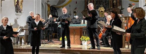 Finale mit sechs Sängern: (von links) Martina Bindl, Irmgard Schütz, Rupert Schäffer, Klaus Maier, Monika Wallner-Grutsch und Christine Klinger mit dem Ensemble der Sinfonia Aschau.Foto kirchner