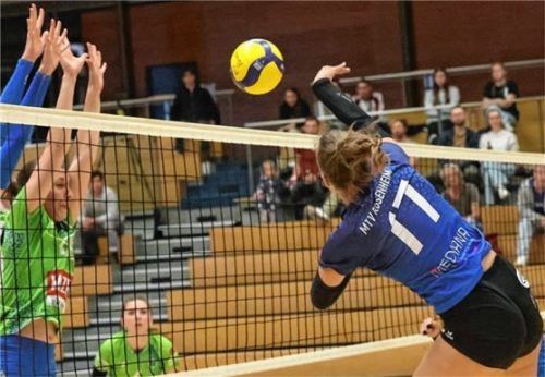 Fiona Biczkowski (rechts) holte die Münze für die wertvollste Spielerin. Foto Helmut Keiling