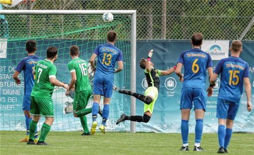 Florian Aigner (Nummer 16) erzielt hier das Tor des Tages für Siegsdorf. Peterskirchens Torhüter Markus Mittermaier ist machtlos.Foto Hans Weitz