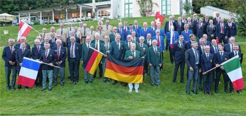 Foto-Session vor dem Tunierstart: Die Teilnehmer des Alpencups zeigen ihre Flaggen.Foto GSG Deutschland