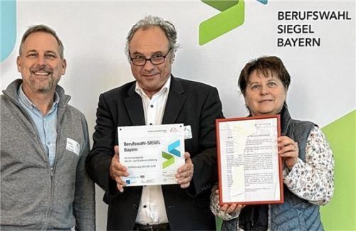 Freude über die Auszeichnung herrschte beim (von links) Mitarbeiter der Schulleitung Martin Lehrer, Schulleiter Randolf John und Mitglied der erweiterten Schulleitung, Sabine Stürzlmayer. Foto Wirtschaftsschule Alpenland