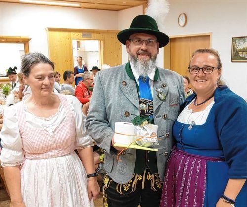 Für das veranstaltete Vereinsgrillfest auf dem Filzgrund des Ehepaars Beutl bedankte sich Kassierin Irmi Fritz (links) mit einer kleinen Aufmerksamkeit. Foto RE