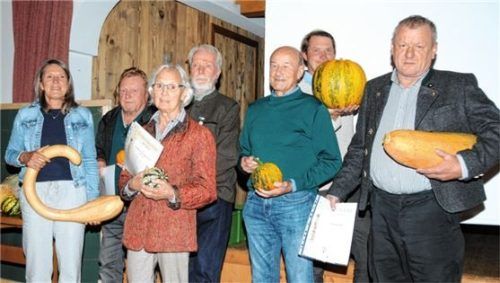 Für ihre treue Mitgliedschaft ehrte Vereinsvorsitzender Andreas Perret (Vierter von links) Ursula Lagler für 25 Jahre (von links); Thomas Schwitteck und Marille Steinkirchner für 40 Jahre; Jakob Kracher und Josef Stuffer für 25 Jahre. Mit auf dem Bild ist Referent Georg Loferer (Zweiter von rechts).Foto reischl-Zehentbauer