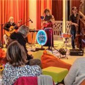 Eine 75-Jährige feiert ihren Geburtstag mit einer großen bunten Party