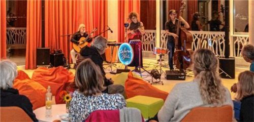 Ganz im Zeichen der Begegnung stand auch der Festabend, den unter anderem die Gruppe „Laluna Blue“ musikalisch umrahmte. Fotos  Thomae