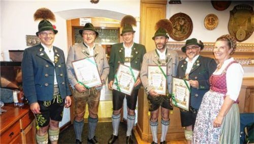 Gauvorsitzender Thomas Hiendl (von links) überreichte die Urkunden an Josef Schlosser, Andreas Hell, Peter Mayer und Jürgen Wiegmann. Die Zweite Vorsitzende Elisabeth Tengler gratuliert.Foto Hötzelsperger