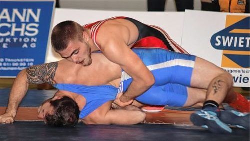 Georg Rasumny (rotes Trikot) entschied das Duell gegen Martin Welk mit 18:10 für sich.Foto wz