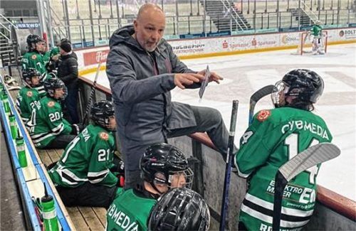 Gerhard Unterluggauer gewann mit seiner U20 die ersten beiden Spiele der Qualifikationsrunde. Foto Starbulls Rosenheim