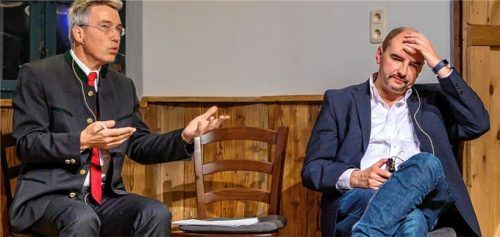Gestiken mit Symbolkraft bei der Bürgerversammlung in Rott: ein Landrat (links) in Verteidigungsposition, ein Bürgermeister, der es nicht fassen kann, dass die kleine Gemeinde Rott eine große Sammelunterkunft für Flüchtlinge bekommen soll.Foto Klemmer