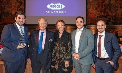 Gründerpreis-Initiator Toni Meggle (Zweiter von links) und Ehefrau Marina gratulierten den Siegern 2023: Tobias Jonas (links), Maximilian Grassl (Zweiter von rechts) und Anton Spöck (rechts). Foto Nicole Richter